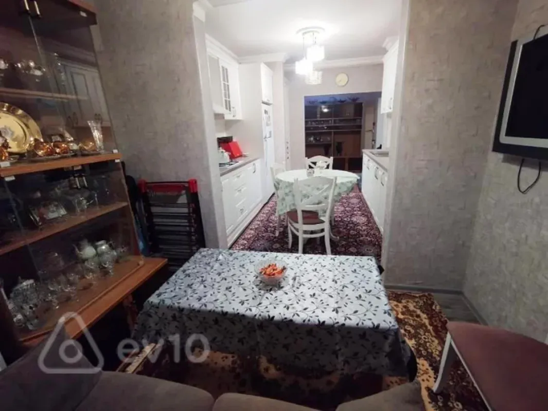 Satılır 4 otaqlı köhnə tikili 100 m²