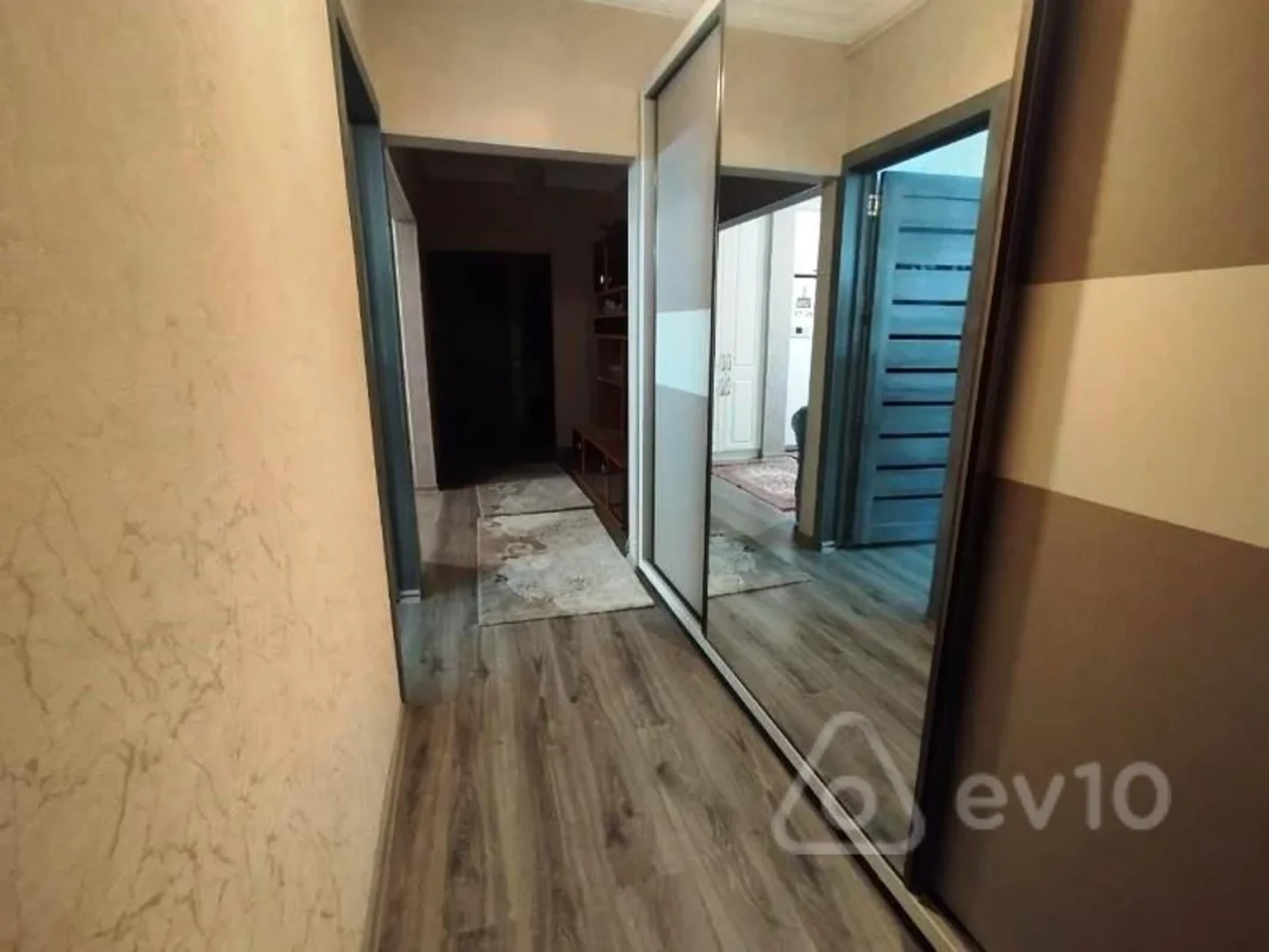 Satılır 4 otaqlı köhnə tikili 100 m²