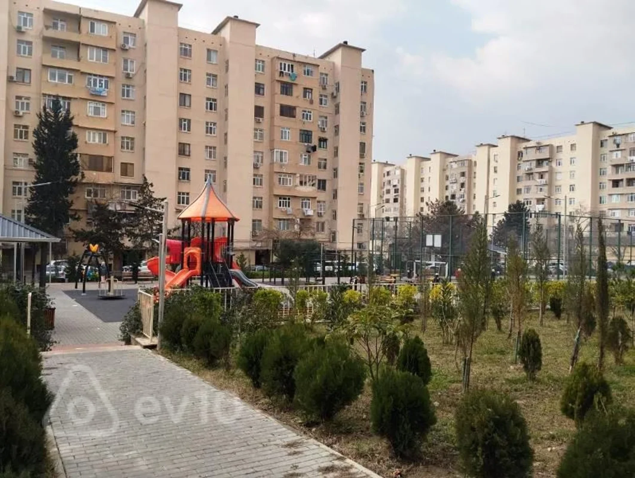 Satılır 4 otaqlı köhnə tikili 100 m²