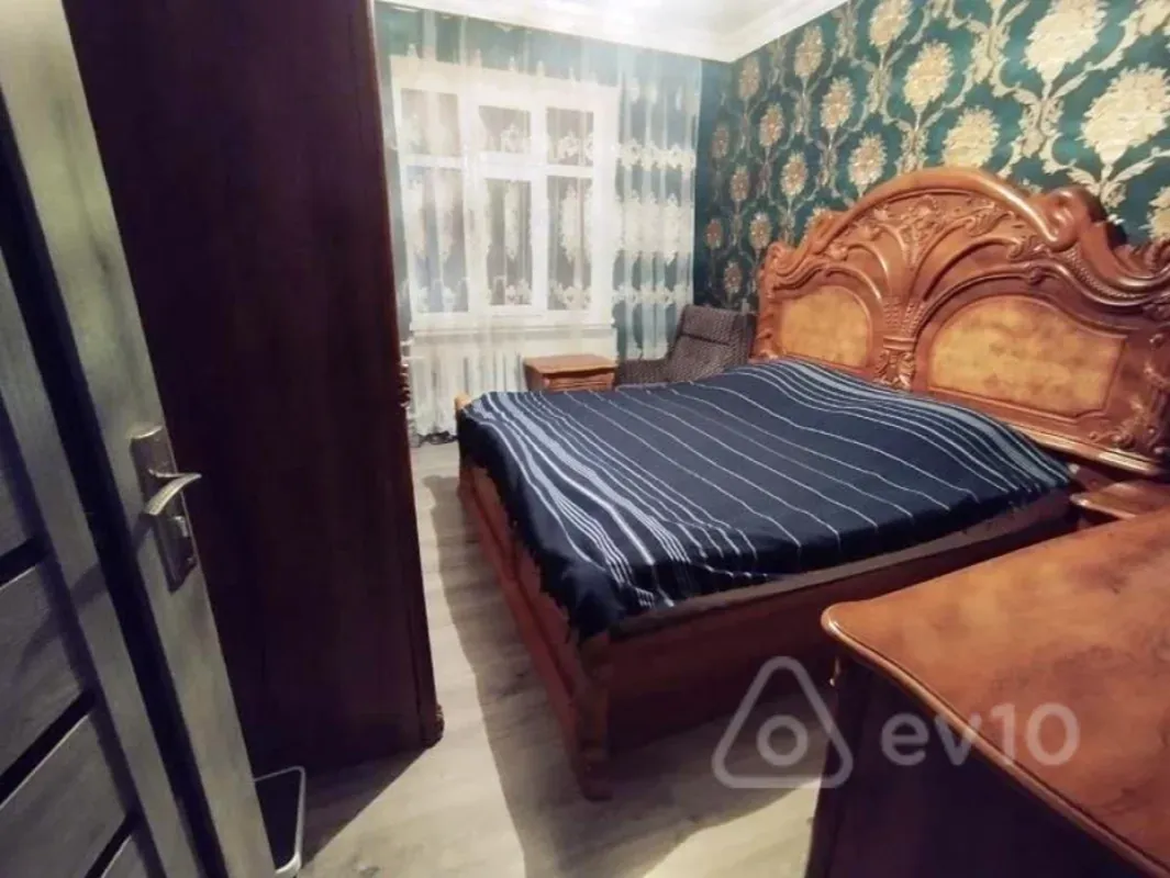 Satılır 4 otaqlı köhnə tikili 100 m²