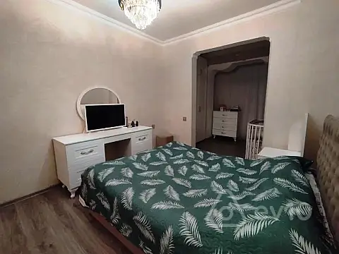 Satılır 4 otaqlı köhnə tikili 100 m²
