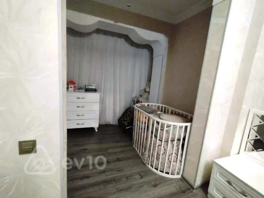 Satılır 4 otaqlı köhnə tikili 100 m²