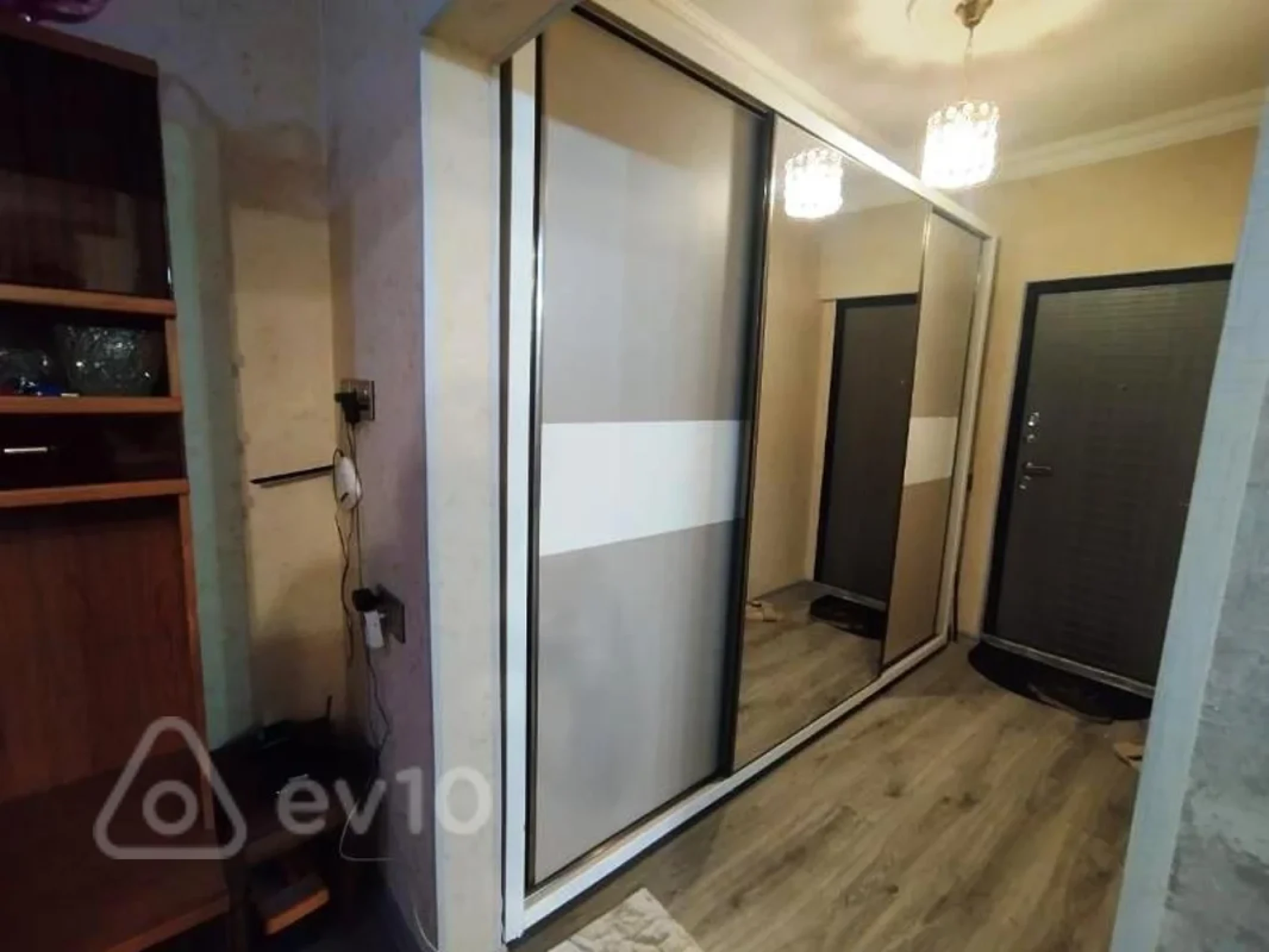 Satılır 4 otaqlı köhnə tikili 100 m²