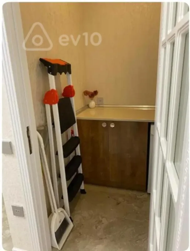 Kirayə verilir 3 otaqlı yeni tikili 140 m²