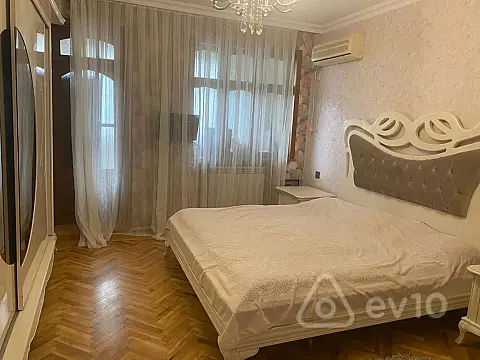 Kirayə verilir 4 otaqlı köhnə tikili 110 m²