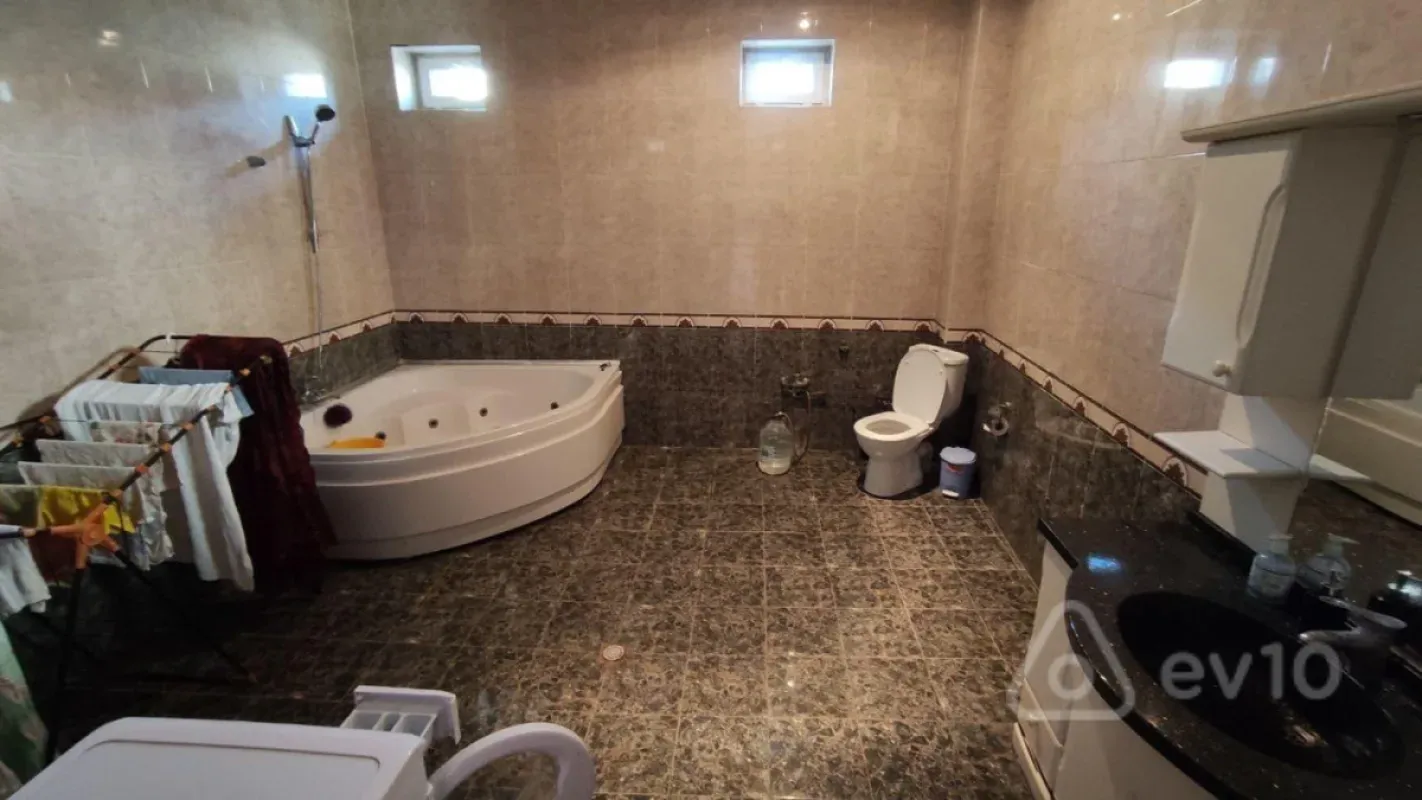 Satılır 5 otaqlı həyət evi 310 m²