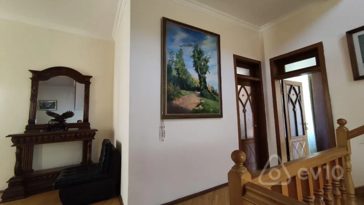 Satılır 5 otaqlı həyət evi 310 m²