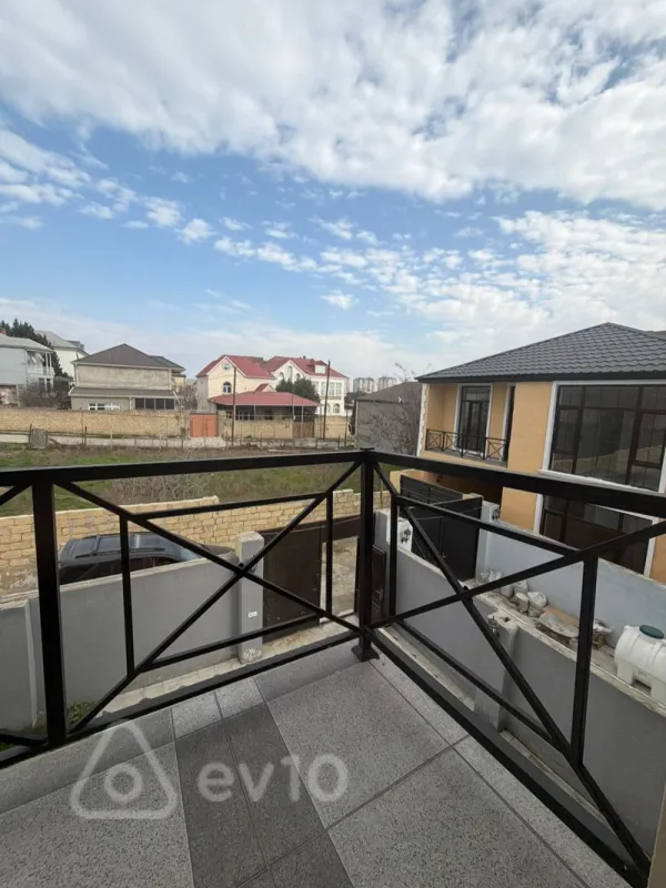 Satılır 4 otaqlı həyət evi 180 m²