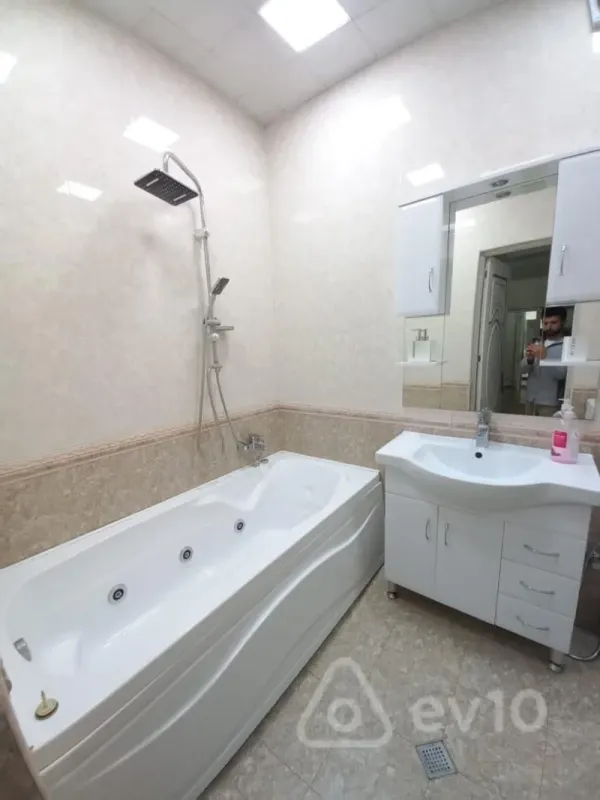 Kirayə verilir 2 otaqlı yeni tikili 69 m²