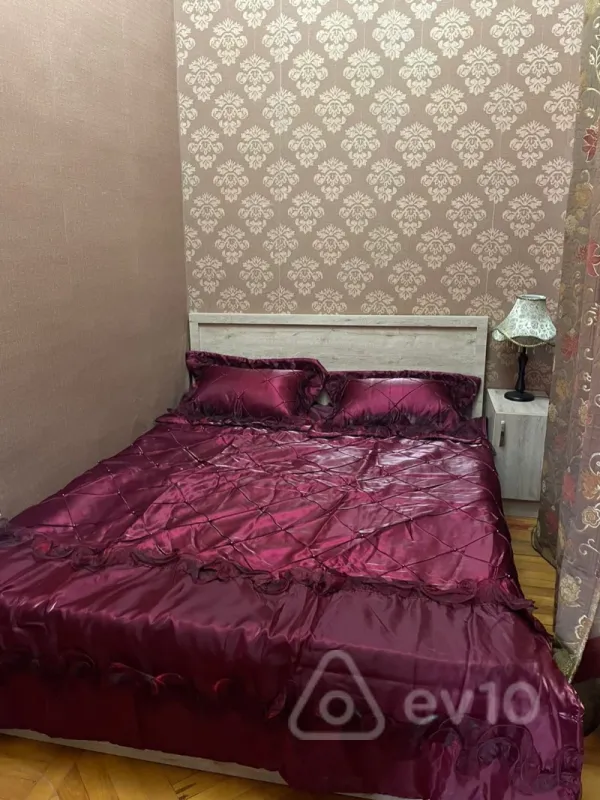 Kirayə verilir 2 otaqlı köhnə tikili 40 m²