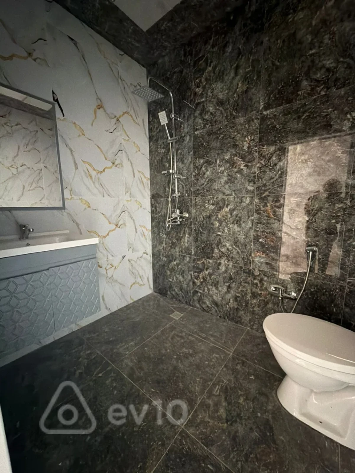 Satılır 7 otaqlı həyət evi 280 m²
