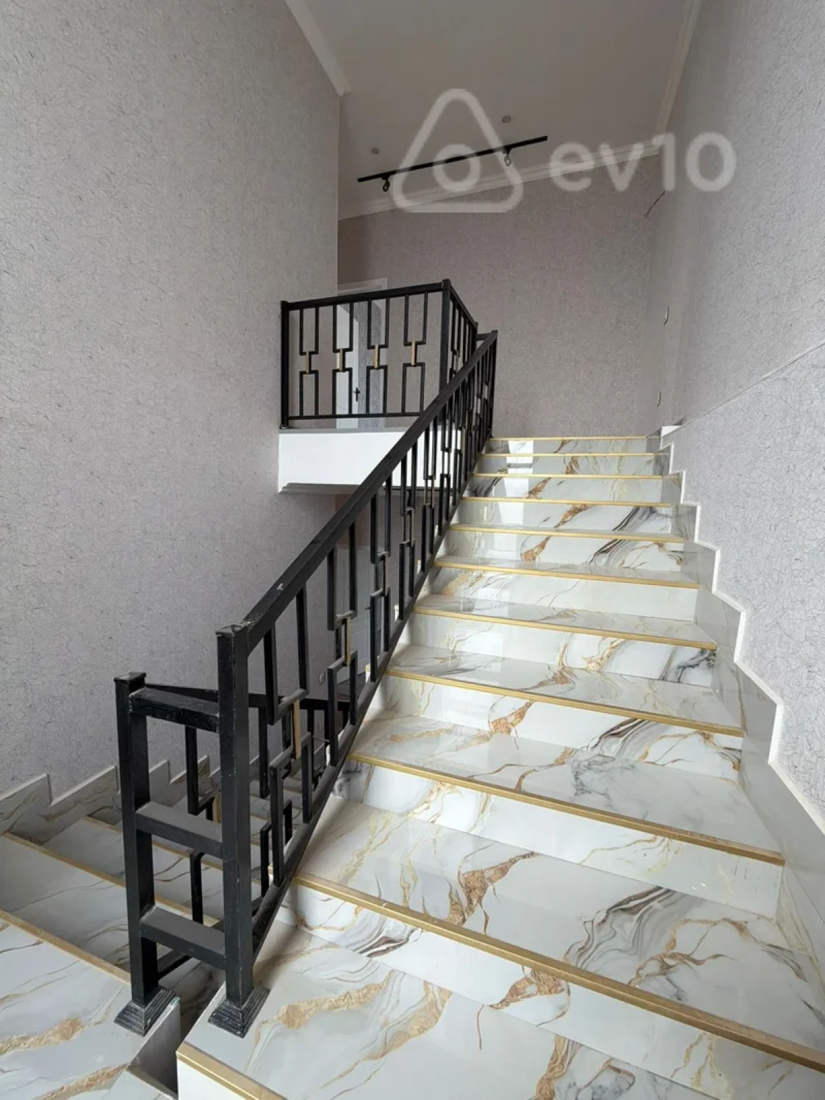 Satılır 7 otaqlı həyət evi 280 m²
