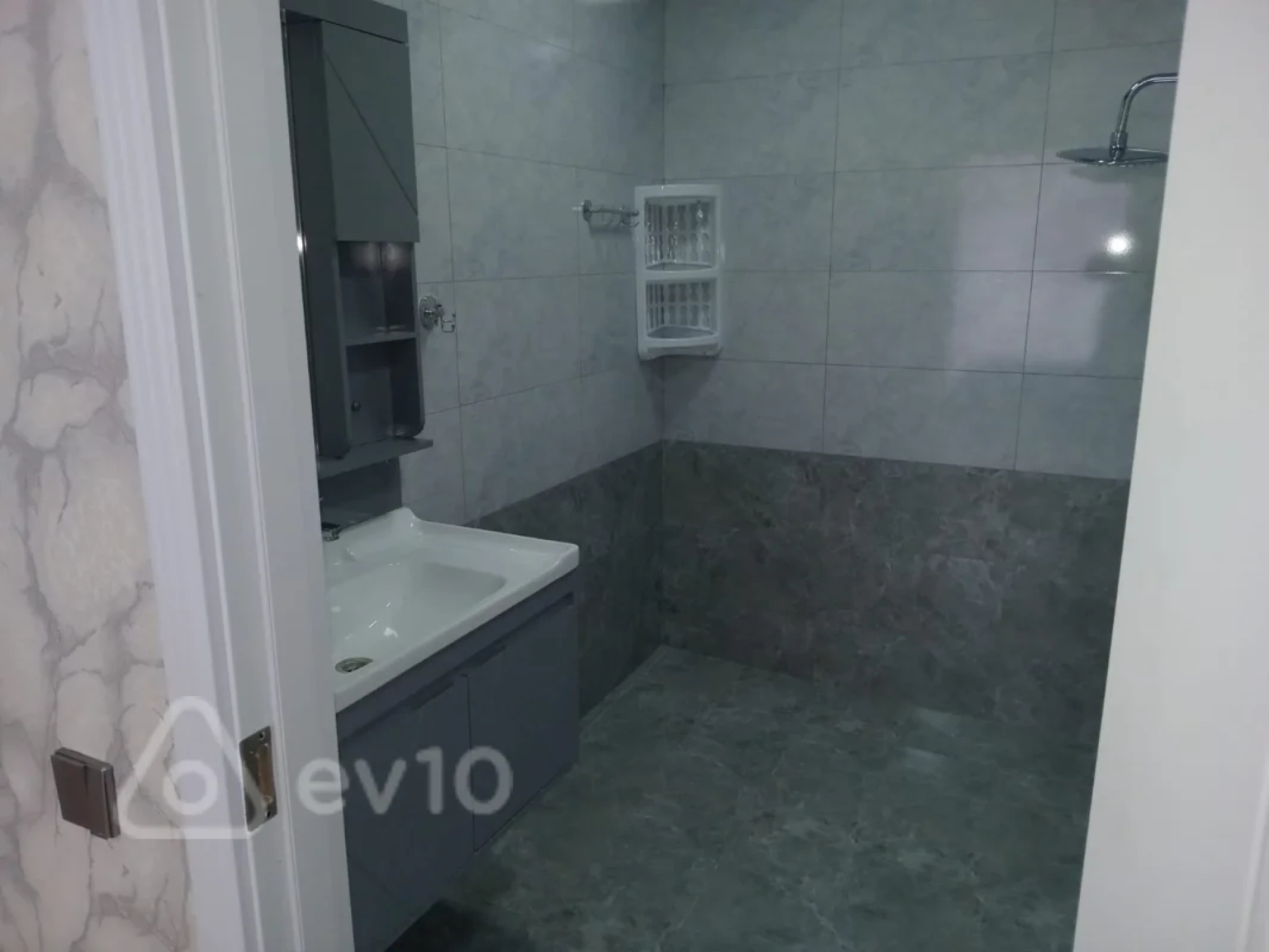 Kirayə verilir 3 otaqlı yeni tikili 140 m²