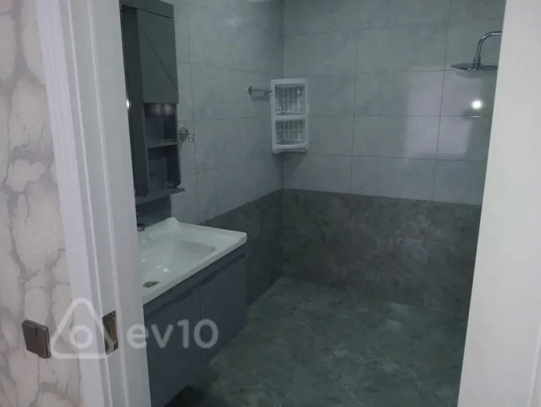 Kirayə verilir 3 otaqlı yeni tikili 140 m²