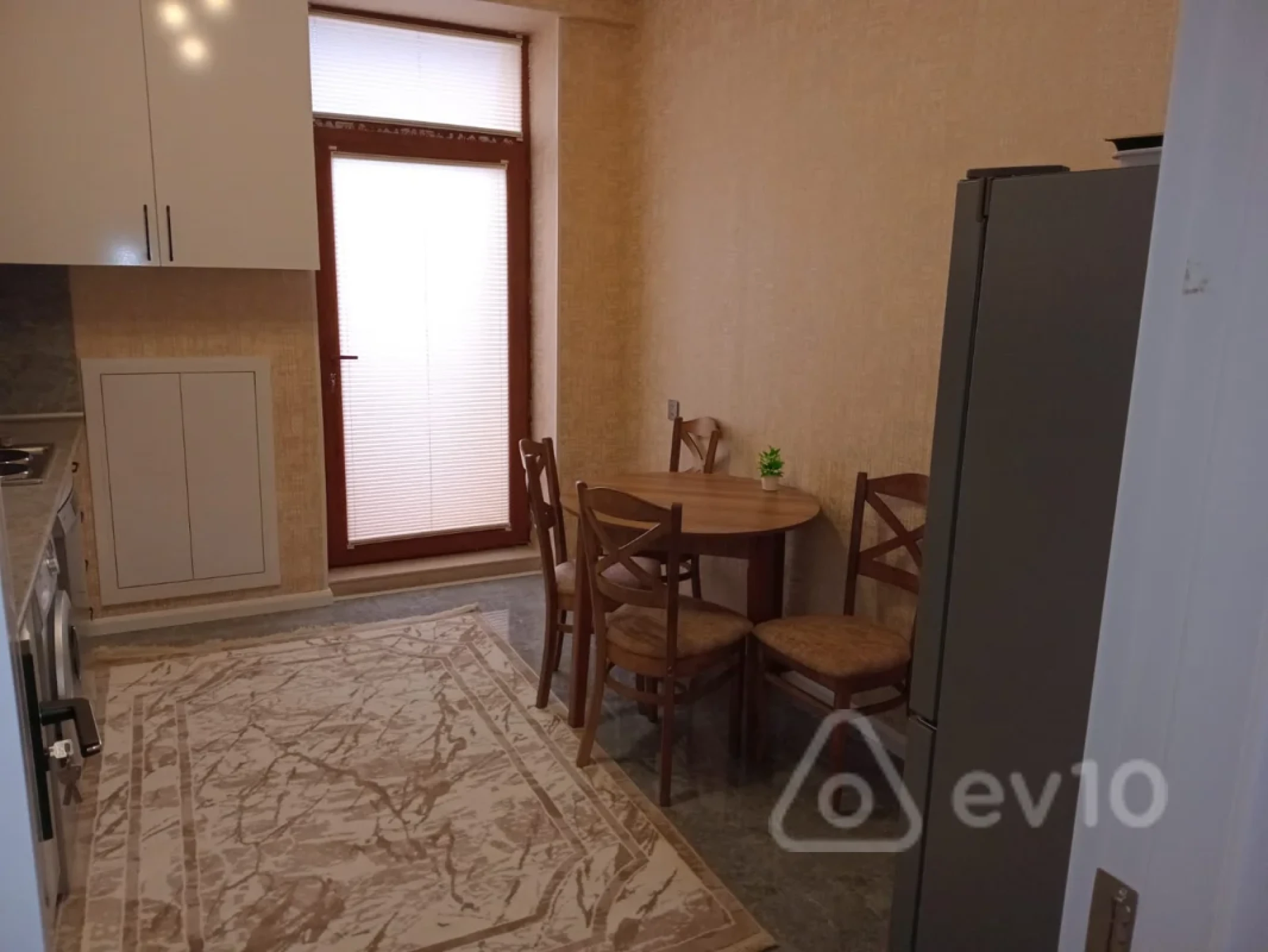 Kirayə verilir 3 otaqlı yeni tikili 140 m²