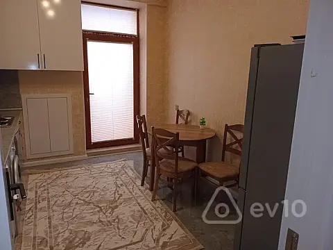 Kirayə verilir 3 otaqlı yeni tikili 140 m²