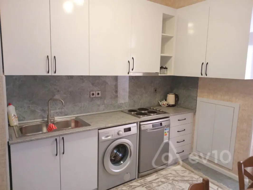 Kirayə verilir 3 otaqlı yeni tikili 140 m²