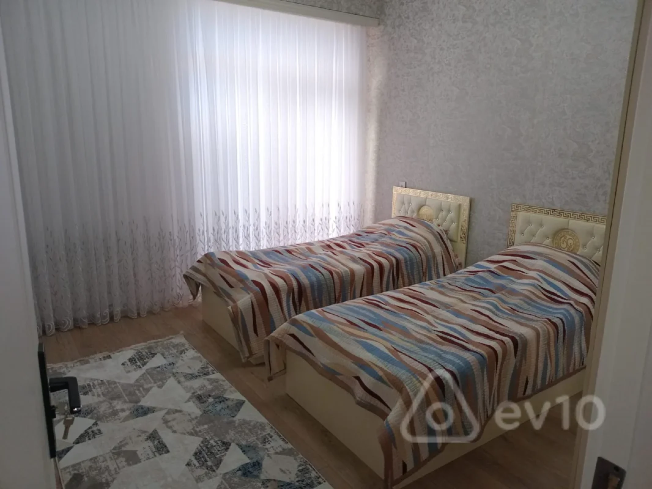 Kirayə verilir 3 otaqlı yeni tikili 140 m²