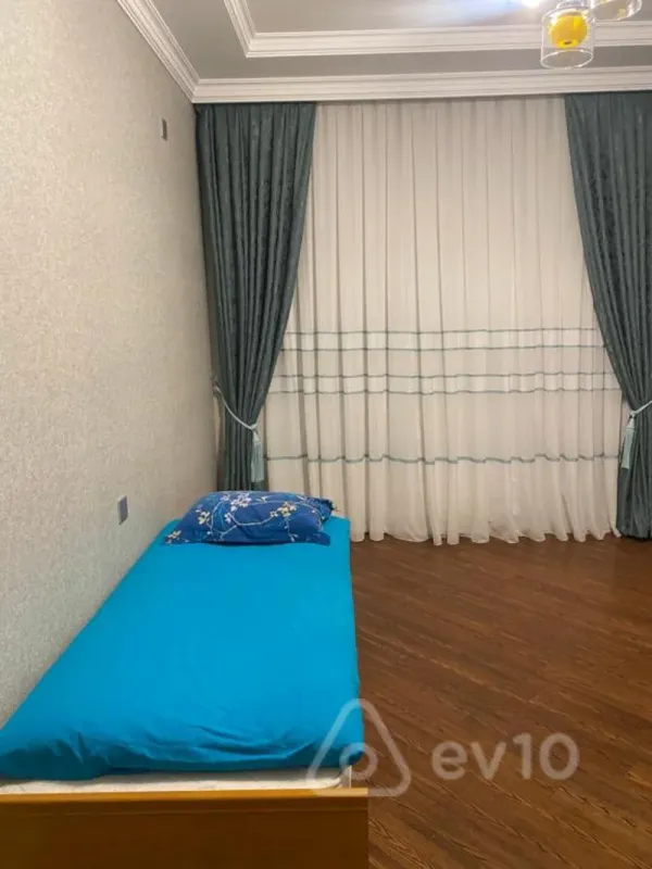 Kirayə verilir 3 otaqlı yeni tikili 140 m²