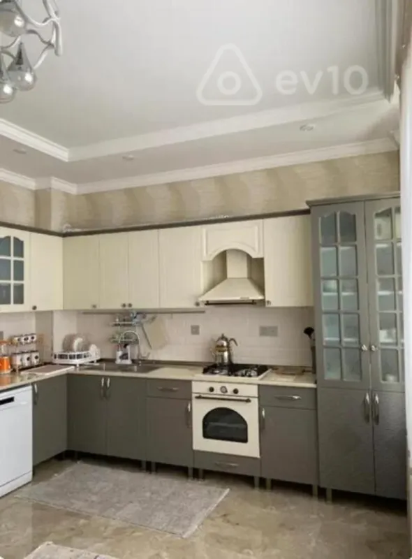 Kirayə verilir 3 otaqlı yeni tikili 140 m²
