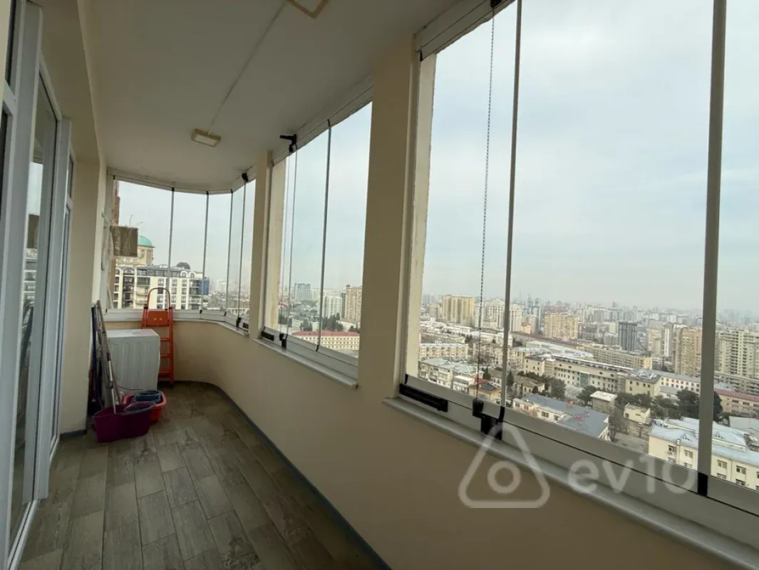 Kirayə verilir 4 otaqlı yeni tikili 145 m²