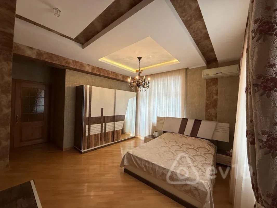 Kirayə verilir 4 otaqlı yeni tikili 145 m²