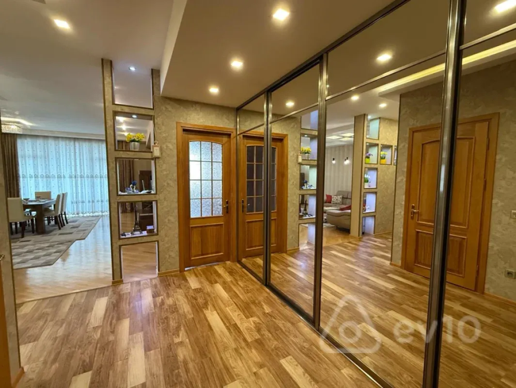 Kirayə verilir 4 otaqlı yeni tikili 145 m²