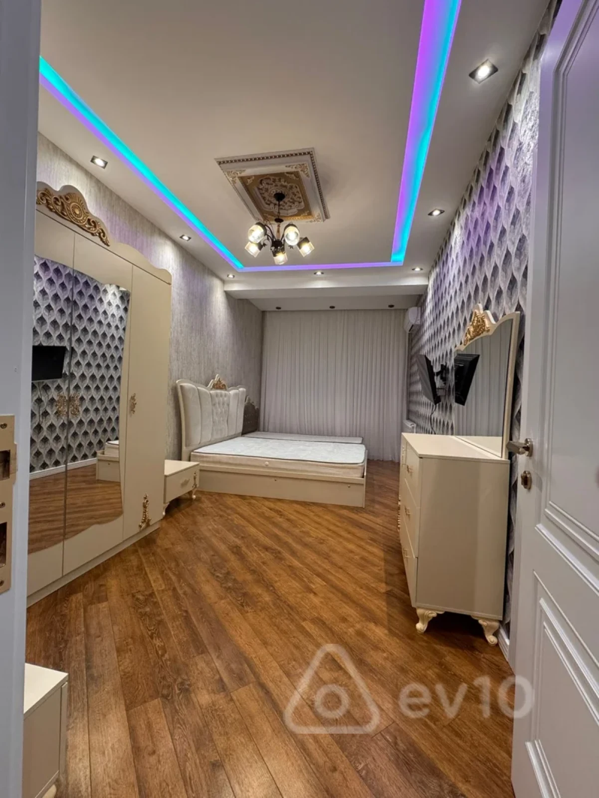 Kirayə verilir 4 otaqlı yeni tikili 180 m²