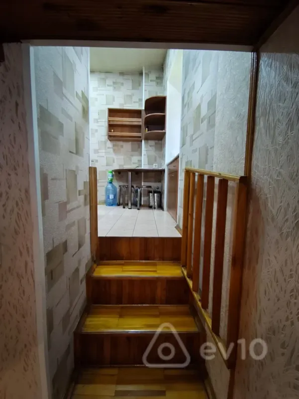 Kirayə verilir 4 otaqlı köhnə tikili 120 m²