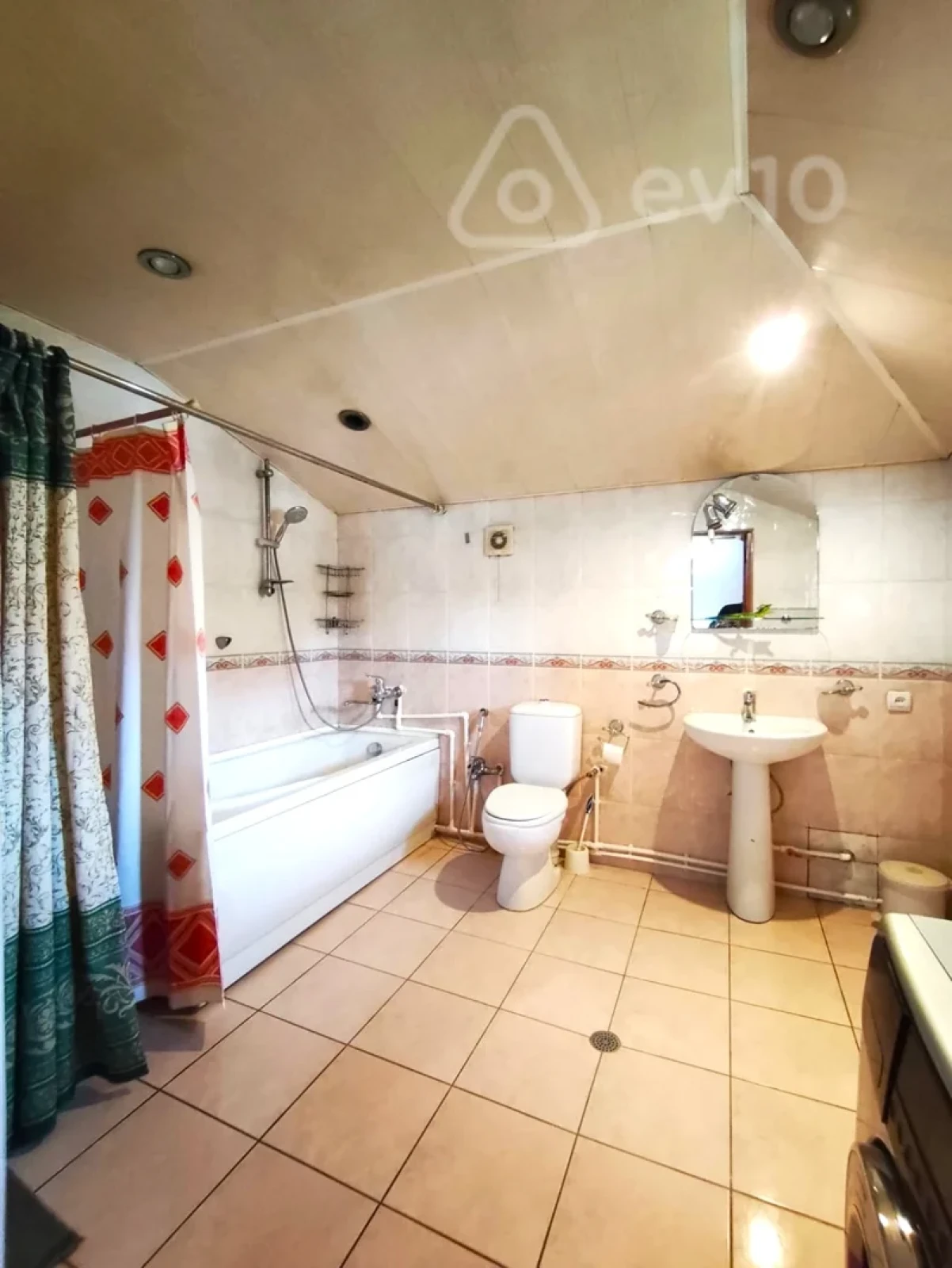 Kirayə verilir 4 otaqlı köhnə tikili 120 m²