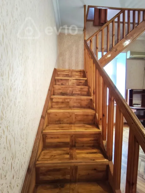 Kirayə verilir 4 otaqlı köhnə tikili 120 m²