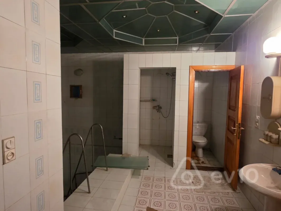 Satılır 11 otaqlı həyət evi 3400 m²