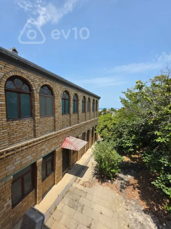 Satılır 11 otaqlı həyət evi 3400 m²