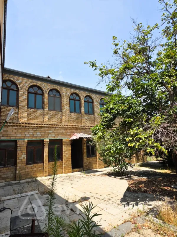 Satılır 11 otaqlı həyət evi 3400 m²
