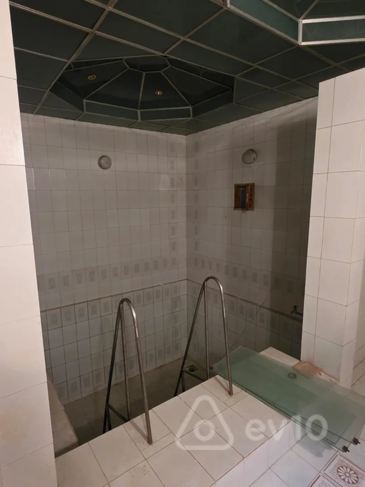 Satılır 11 otaqlı həyət evi 3400 m²