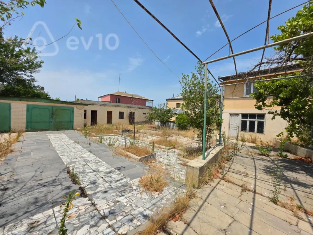 Satılır 11 otaqlı həyət evi 3400 m²