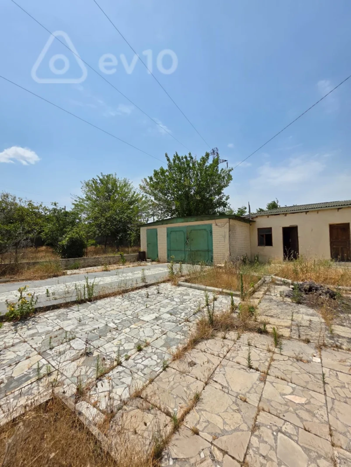 Satılır 11 otaqlı həyət evi 3400 m²