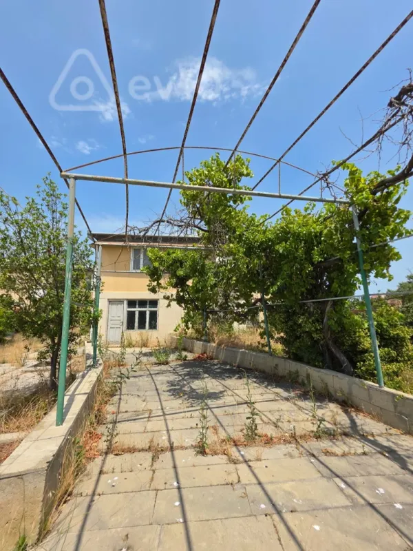 Satılır 11 otaqlı həyət evi 3400 m²