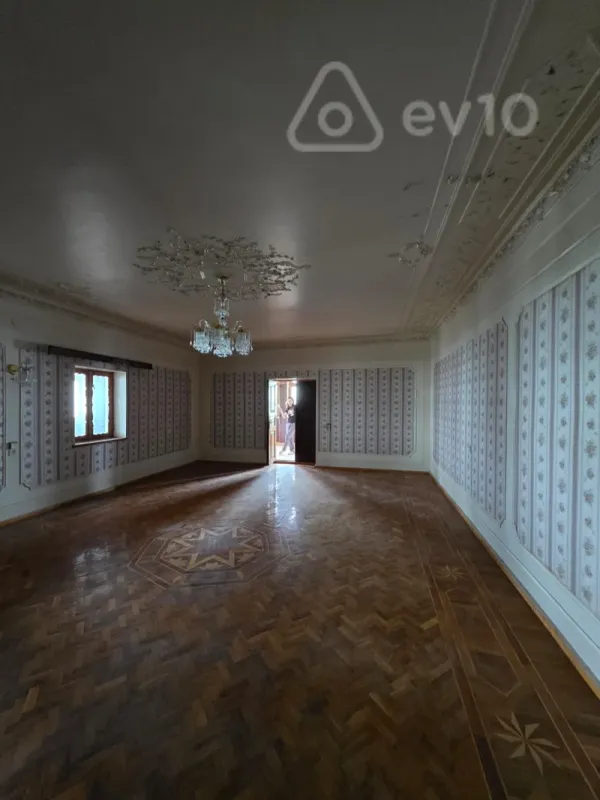 Satılır 11 otaqlı həyət evi 3400 m²