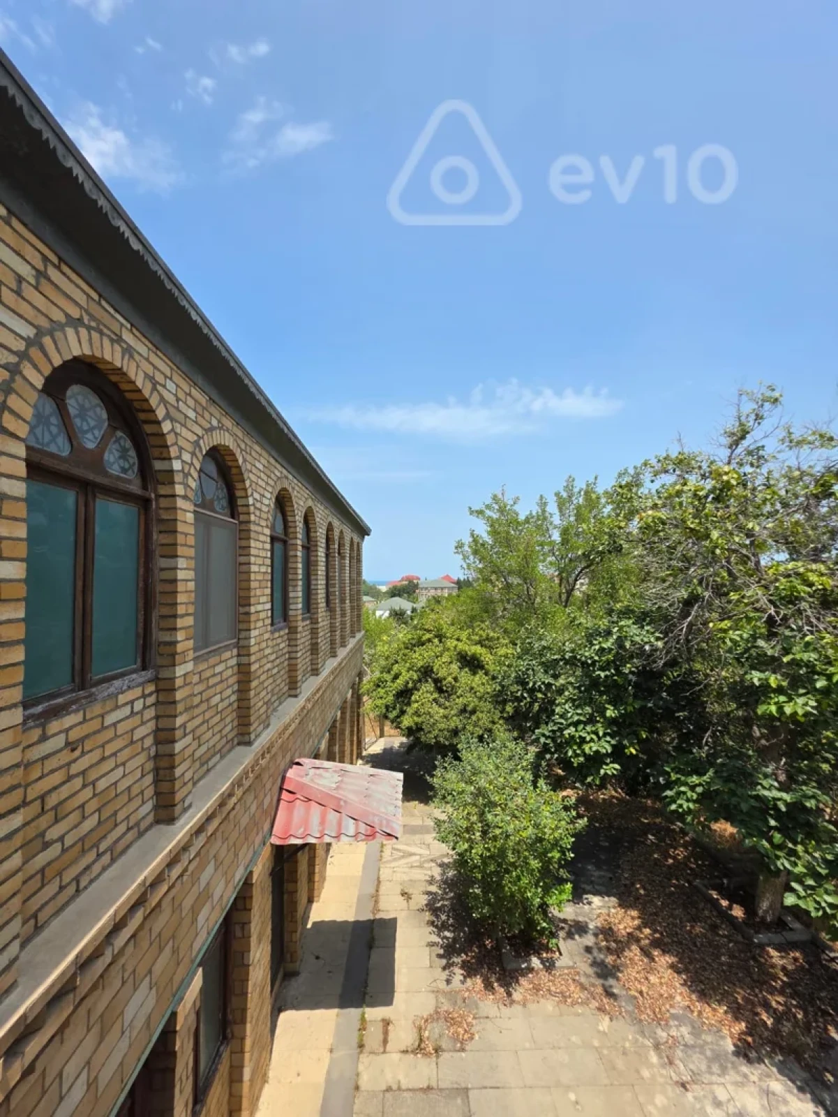 Satılır 11 otaqlı həyət evi 3400 m²