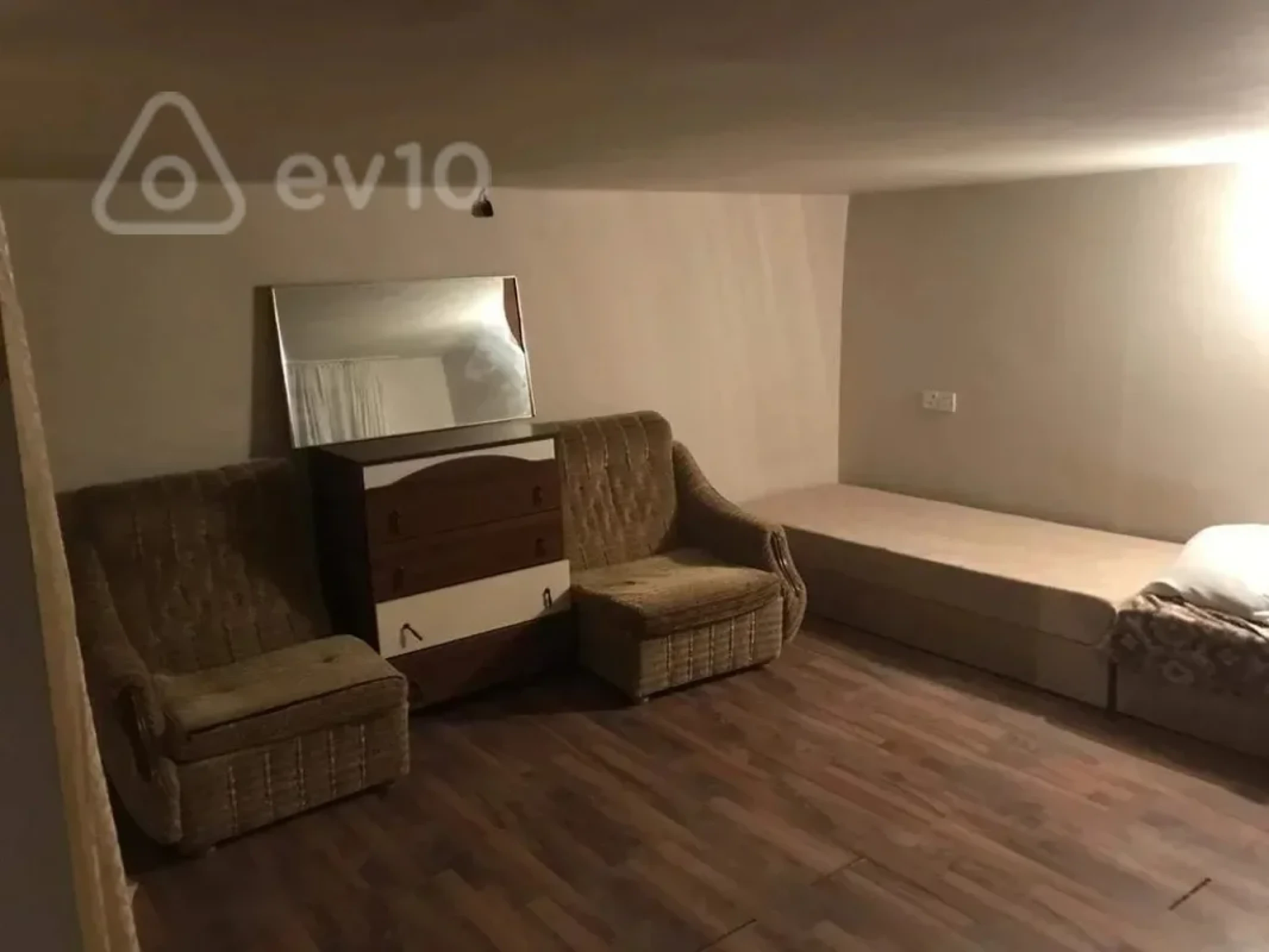 Satılır 2 otaqlı köhnə tikili 66 m²