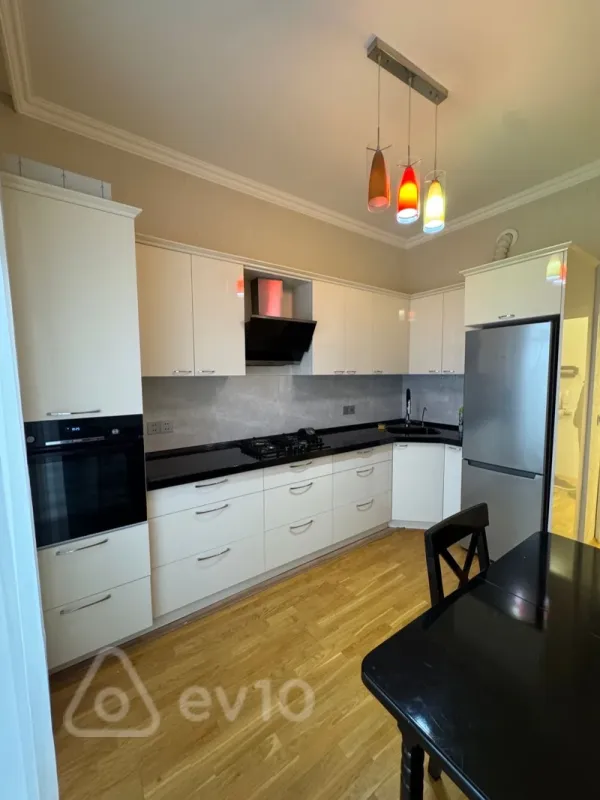 Kirayə verilir 2 otaqlı yeni tikili 68 m²