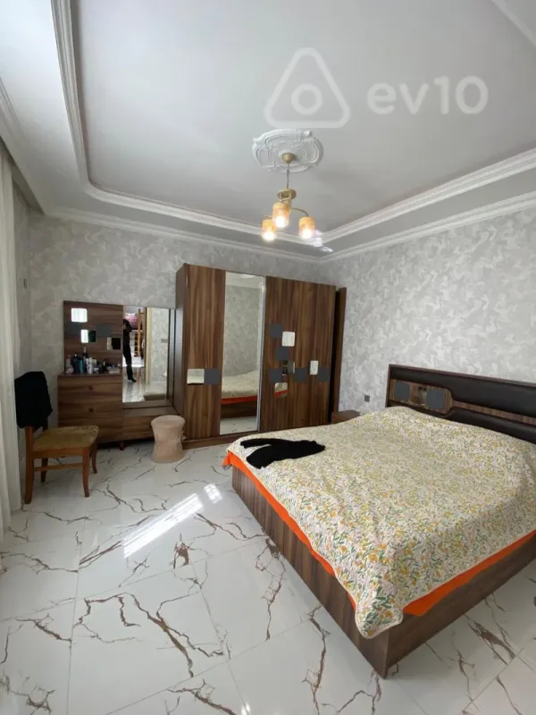 Satılır 4 otaqlı həyət evi 200 m²