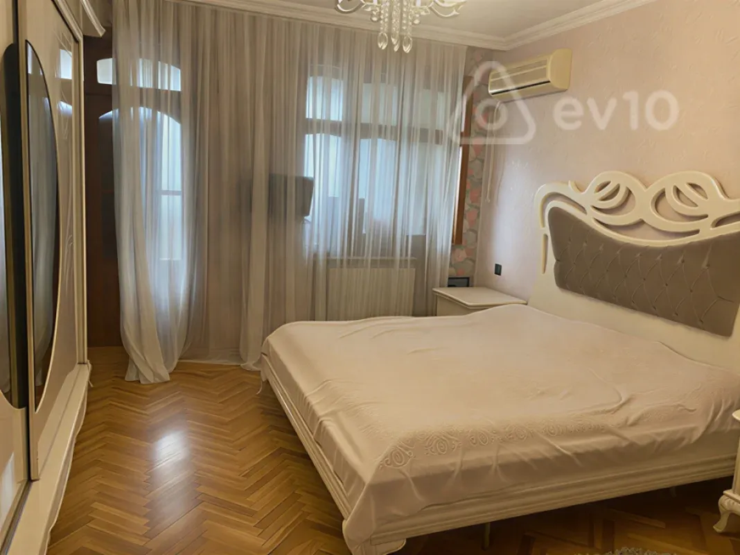 Kirayə verilir 4 otaqlı köhnə tikili 100 m²