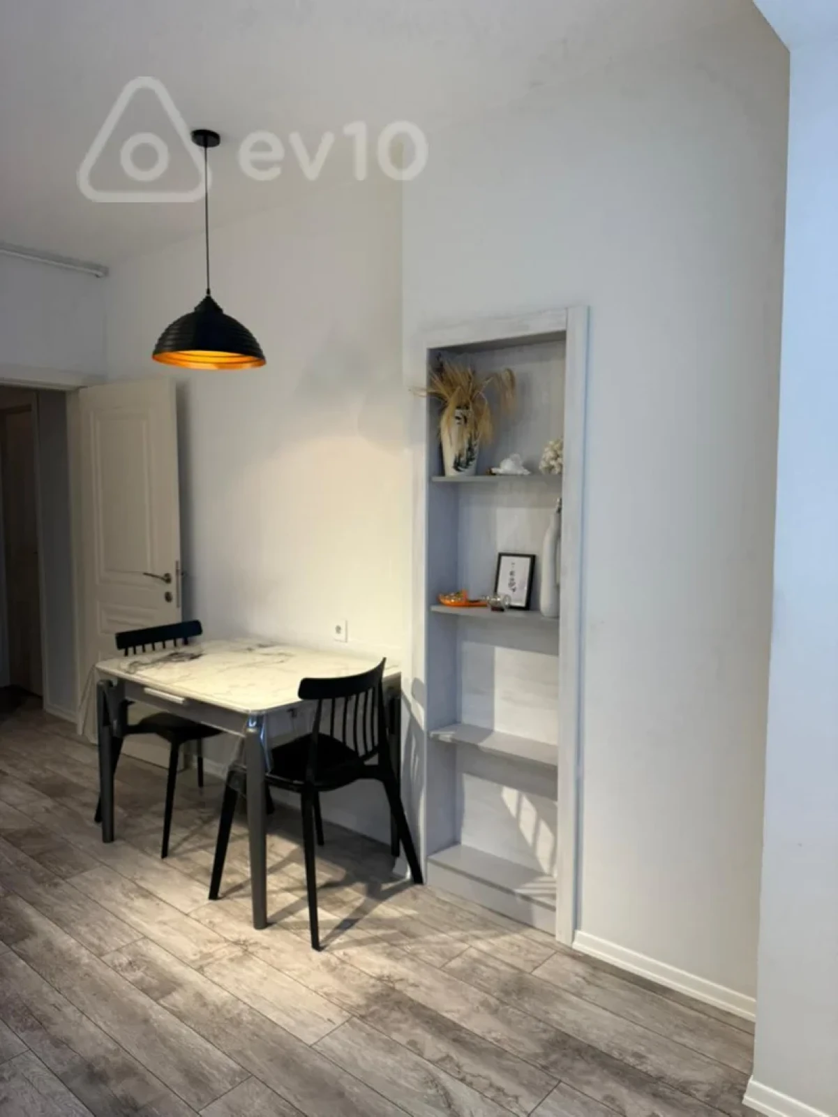 Satılır 2 otaqlı köhnə tikili 60 m²