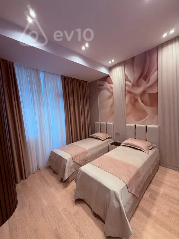 Kirayə verilir 3 otaqlı yeni tikili 140 m²