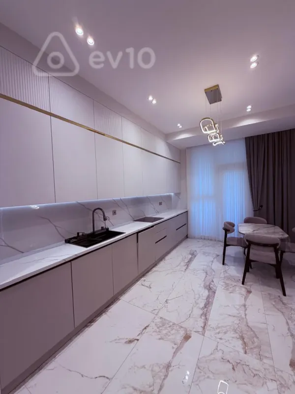 Kirayə verilir 3 otaqlı yeni tikili 140 m²