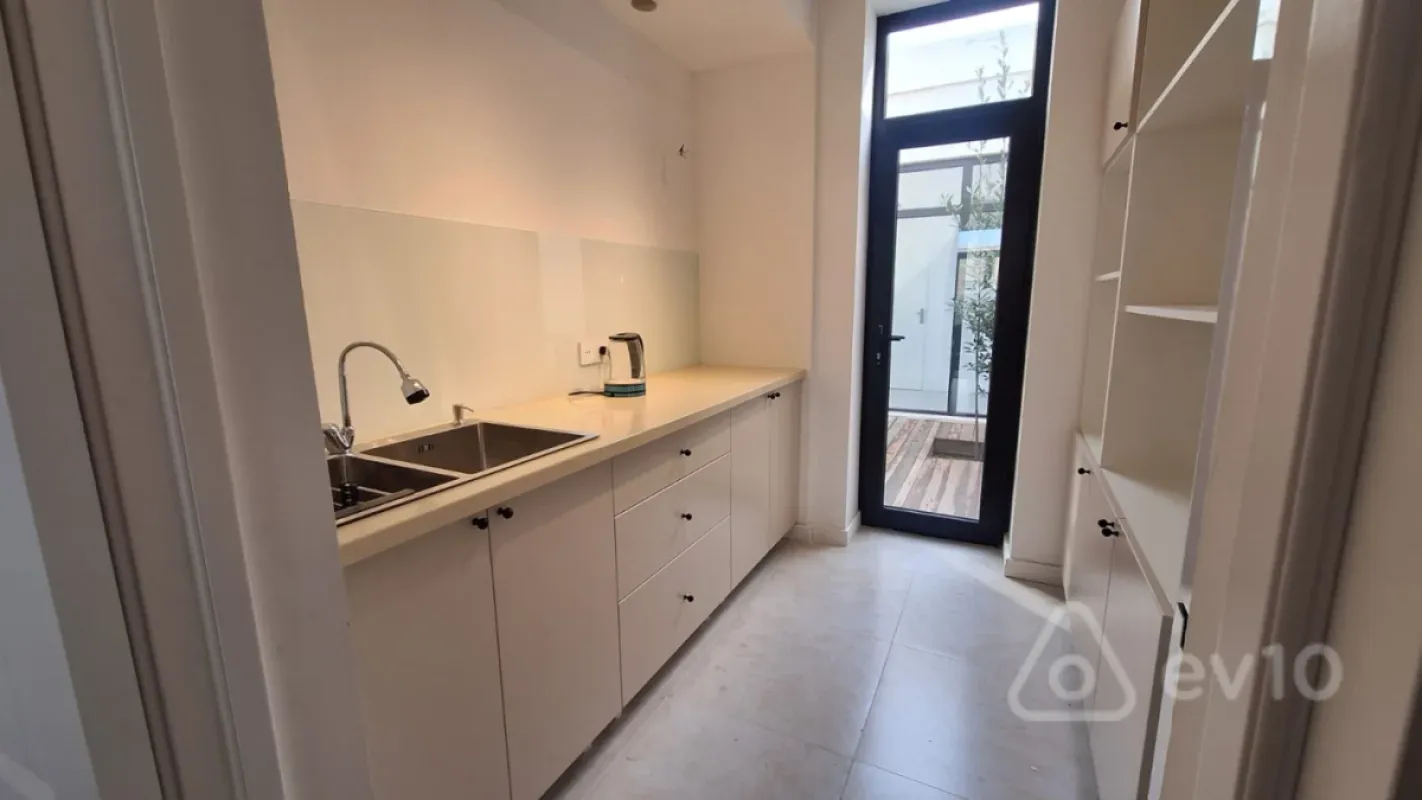 Kirayə verilir 6 otaqlı həyət evi 200 m²