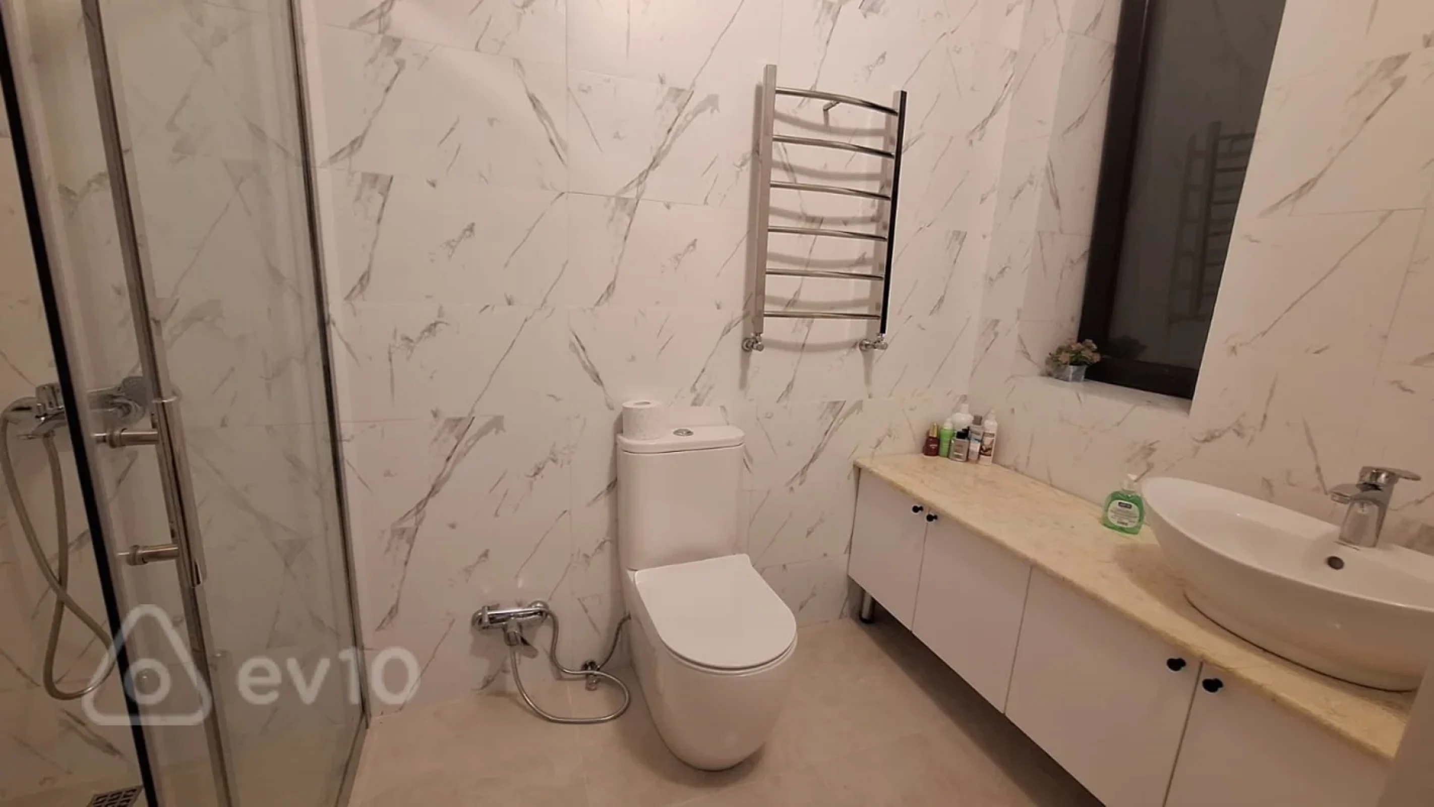 Kirayə verilir 6 otaqlı həyət evi 200 m²