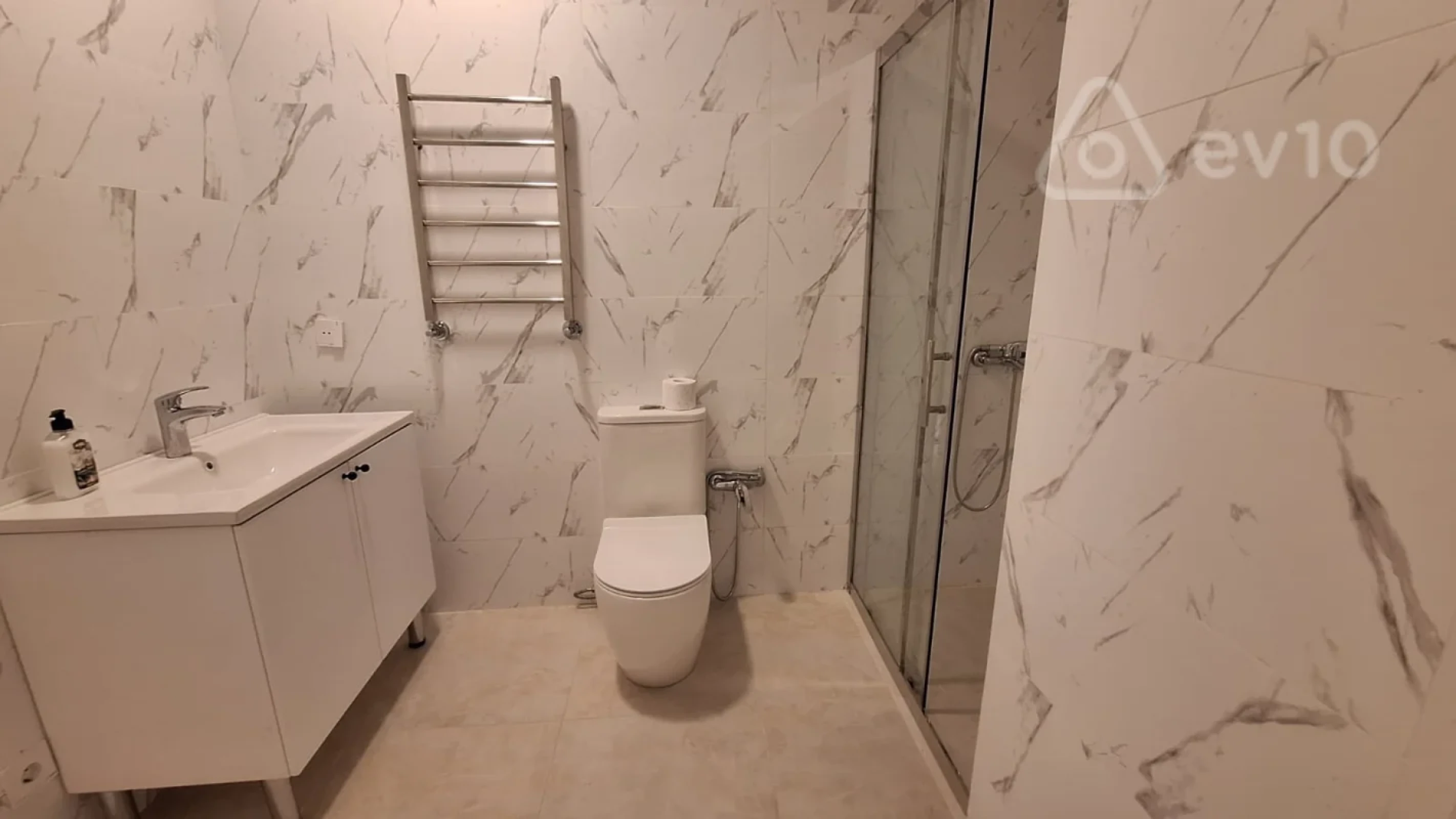 Kirayə verilir 6 otaqlı həyət evi 200 m²